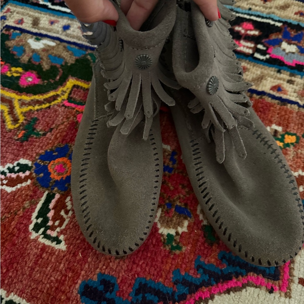 Minnetonka Gray Fringe Moccasin